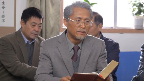 Ik geloof al meer dan mijn halve leven in de Heer. Ik heb onvermoeibaar voor de Heer gewerkt en heb voortdurend uitgekeken naar Zijn tweede komst. Als de Heer is gekomen, waarom heb ik dan Zijn openbaring niet ontvangen? Heeft Hij mij afgewezen? Ik ben hier erg door in de war geraakt. Hoe verklaren jullie dit?