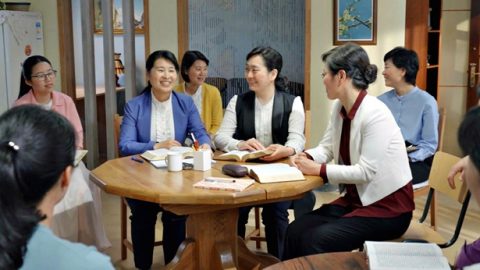 Dank aan de Heer. We verlangen allemaal naar de terugkeer van de Heer. Wie de Heer wil zien, de verschijning van de Heer wil zien, moet eerst de stem van de Heer horen. Juist. Almachtige God heeft alle waarheden van Gods werk van het oordeel van de laatste dagen verkondigd. Het zijn de woorden die de Heilige Geest spreekt tot de kerken tijdens de laatste dagen. Velen hebben de woorden van Almachtige God al gelezen en de stem van God gehoord. Ze werden allemaal voor God gebracht en wonen het huwelijksfeest van het Lam bij. Wat een grote zegen is dat. Maar vandaag kunnen veel broeders en zusters de stem van God nog steeds niet onderscheiden. En dus hebben we vandaag de getuigen van De Kerk van Almachtige God uitgenodigd. We hebben hen uitgenodigd om ons te vertellen hoe we de stem van God kunnen identificeren. Dan weten we hoe we ons ervan kunnen vergewissen dat Almachtige God de terugkeer van de Heer Jezus is.