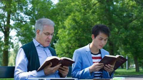 Maar we geloven dat we het kunnen bereiken door de Heer te volgen. De woorden van de Heer zelf bewijzen dat. De Heer ​Jezus​ zei: “Ik ben de opstanding en het leven. Wie in mij gelooft zal leven, ook wanneer hij sterft, en ieder die leeft en in mij gelooft zal nooit sterven” (Joh. 11:25-26). “Maar wie het water drinkt dat ik hem geef, zal nooit meer dorst krijgen. Het water dat ik geef, zal in hem een ​bron​ worden waaruit water opwelt dat eeuwig leven geeft” (Joh. 4:14). Deze passage is de belofte van de Heer Jezus. Ja. De Heer Jezus kan het eeuwige leven schenken. Zijn weg leidt naar het eeuwige leven. Ik begrijp dat niet echt. We zijn allemaal volgelingen van de Heer Jezus. Waarom is dat niet genoeg om de weg van het eeuwige leven te bereiken? De Bijbel zegt: “Wie in de Zoon gelooft heeft eeuwig leven, wie de Zoon niet wil gehoorzamen zal dat leven niet kennen; integendeel, Gods toorn blijft op hem rusten” (Joh. 3:36). Bezat de Heer Jezus de weg van het eeuwige leven niet? Door in de Heer Jezus te geloven, zouden wij ook de weg naar het eeuwige leven moeten bezitten. Dus waarom moeten we dan ook de woorden en het werk van Christus in de laatste dagen aanvaarden?