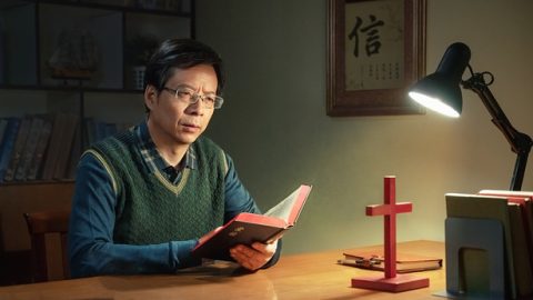 In de Bijbel staat: “Wie zal ook maar iets inbrengen tegen Gods uitverkiezing? Het is God die rechtvaardigheid doet. Wie is het om dat te veroordelen?” (Rom. 8:33-34). Dit bewijst dat de kruisiging van Heer Jezus aan het kruis ons van alle zonde vrijmaakt. De Heer ziet ons niet meer als zondaars. Wie kan ons nog beschuldigen?