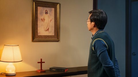 Zoals werd voorspeld in de Bijbel: “Galileeërs, wat staan jullie naar de hemel te kijken? Jezus, die uit jullie midden in de hemel is opgenomen, zal op dezelfde wijze terugkomen als jullie hem naar de hemel hebben zien gaan” (Handelingen 1:11). Nadat de Heer Jezus was opgestaan, voer Zijn spirituele lichaam ten hemel. Als Hij terugkeert, zal Zijn spirituele lichaam neerdalen op een wolk. Jullie zeggen dat God vlees is geworden als de Mensenzoon om in de laatste dagen te oordelen . Dat stemt duidelijk niet overeen met de Bijbel. Onze religieuze leiders zeggen trouwens dat elke getuigenis over de komst van de geïncarneerde Heer onwaar is. Ik denk dat de Heer onmogelijk geïncarneerd kan terugkeren. Ik kan jullie getuigenis niet accepteren. Ik zal wachten tot de Heer neerdaalt op een wolk en ons meeneemt naar het hemelse koninkrijk. Dat kan niet onwaar zijn!